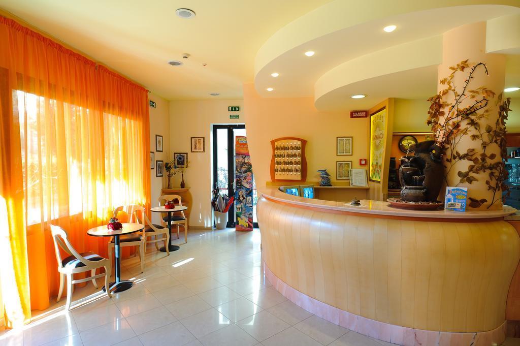 רימיני Hotel Vannucci מראה חיצוני תמונה