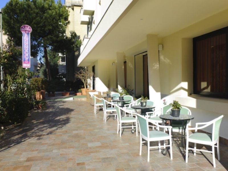 רימיני Hotel Vannucci מראה חיצוני תמונה